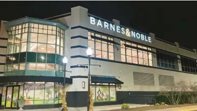  ?? PAM DEFIGLIO/PIONEER PRESS ?? A Barnes & Noble bookstore at Westfield Old Orchard Shopping Center before its opening Nov. 16.