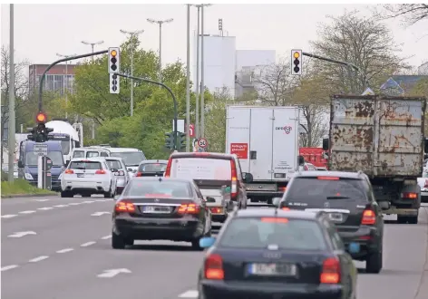  ?? RP-ARCHIV: TL ?? Die Untergath ohne grüne Welle: Vor den Ampeln kommt es zu Stop-and-Go-Verkehr.