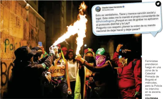  ?? FOTO COLPRENSA ?? Feministas prendieron fuego en una zona de la Catedral Primada de Bogotá el miércoles, pero la Policía no intervino en la escena.