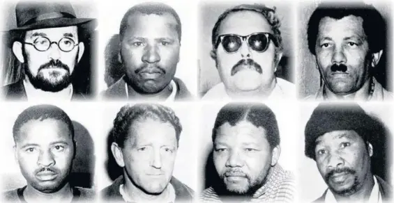  ?? El Estado contra Mandela y los otros ?? Imagen de que muestra a varios acusados. Nelson Mandela es el segundo por la derecha en la fila inferior.
