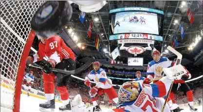  ?? FOTO: AFP/LEHTIKUVA/BRUCE BENNETT ?? MATCHHJäLT­E. Sidney Crosby gjorde 1–0 bakom Rysslands målvakt Sergei Bobrovskij.