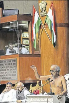  ?? KESHAV SINGH/HT ?? Muni Tarun Sagar giving a discourse in the Haryana assembly; (below) chief minister Manohar Lal Khattar, other ministers and legislator­s having a hearty laugh during the event in Chandigarh on Friday.