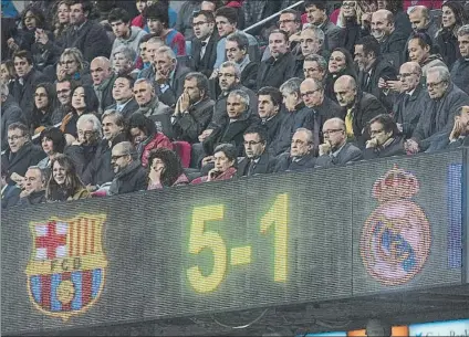  ?? FOTO: PERE PUNTÍ ?? Florentino Pérez, con semblante muy serio al lado de Josep Maria Bartomeu en el palco cuando el marcador ya era de 5-1