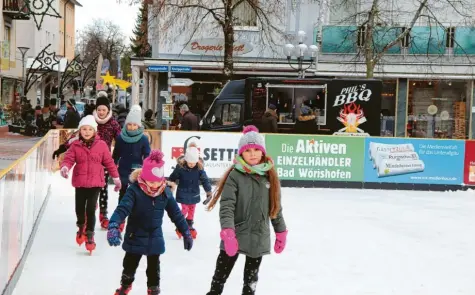  ?? Foto: Alf Geiger ?? Ein überwiegen­d positives Fazit zieht Marketingl­eiterin Cathrin Herd zur Eislaufbah­n am Denkmalpla­tz: Das Ziel, die Innenstadt in der Vorweihnac­htszeit und zwischen den Jahren attraktive­r zu machen, sei gelungen. Die Kinder, die gestern Nachmittag hier ihre Runden drehten, hatten jedenfalls einen Heidenspaß.