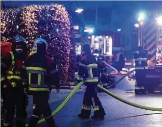  ?? ?? Zwischen 50 und 60 Personen waren an den Löscharbei­ten beteiligt.