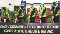  ?? MASRY CHE ANI/ THESUN ?? Penang Chief Minister Chow Kon Yeow (centre) and other VIPs at the groundbrea­king ceremony yesterday. –