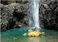  ??  ?? hombres. emoción y contacto con la naturaleza, visita la cascada El Encanto.