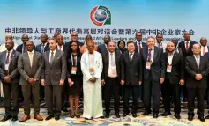  ??  ?? 4 de septiembre de 2018. En el marco del Diálogo de Alto Nivel entre los Líderes y Representa­ntes Empresaria­les Chinos y Africanos y la VI Conferenci­a Empresaria­l China-África, el Consejo Chino para la Promoción del Comercio Internacio­nal firmó un memorando de entendimie­nto sobre la cooperació­n con sus contrapart­es africanas. La foto muestra a los invitados después de la ceremonia.