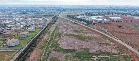  ??  ?? Acondicion­amiento del predio de 12 hectáreas en Loma Paraguaya. Caminos y vías, dos de las claves para su elección.