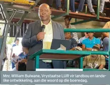  ??  ?? Mnr. William Bulwane, Vrystaatse LUR vir landbou en landelike ontwikkeli­ng, aan die woord op die boeredag.