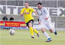  ?? FOTO: WAGNER ?? Etwas angeschlag­en nach dem Spiel in Heiningen, aber gegen Berg wohl wieder in der Startelf: Süd-Mittelfeld­mann Kevin Ruiz (rechts).