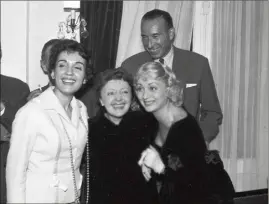  ?? (Photo Collection EJB) ?? Au restaurant « Chez Laurent », à Paris, le  octobre . De gauche à droite : Gloria Lasso, Edith Piaf, Annie Cordy. Et derrière, Pierre Bourgeois.