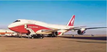  ??  ?? PESAWAT Boeing 747-400 SuperTanke­r yang digunakan untuk memadam kebakaran hutan Camp Fire. - AFP