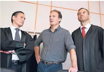  ?? FOTO: DPA ?? Der Angeklagte Alexander Falk (M.) mit seinen Verteidige­rn Daniel Wölky (l.) und Björn Gercke.