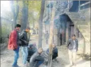  ?? HT PHOTO ?? Migrant workers huddle around a fire in Anantnag.