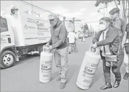  ?? ?? Vecinos de la colonia Nueva Atzacoalco acudieron por sus tanques a menor precio.
Foto José Antonio López