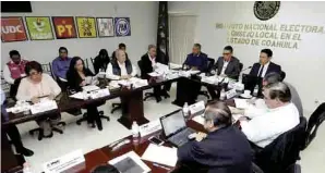  ??  ?? Sesión. Entre custionami­entos de parcialida­d, el Consejo General del INE designó a los consejeros de los distritos electorale­s de Coahuila.