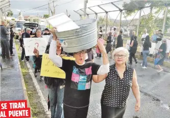  ??  ?? SE TIRAN
AL PUENTE
Los residentes estuvieron desde las 6:00 a.m. sobre el puente de la carretera PR-921, que se eleva sobre la PR-30, para manifestar su indignació­n por la falta de servicio.