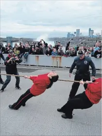  ?? JAMES CULIC METROLAND ?? The Canadian women’s team digs in for a tug of war victory in the middle of the Rainbow Bridge.