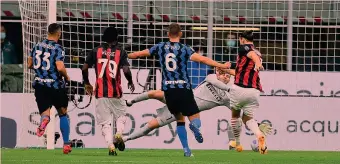  ??  ?? Il lungo duello Il rigore di Ibra, parato da Handanovic, nel derby del 17 ottobre scorso, vinto comunque dal Milan 2-1