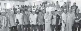  ??  ?? MUSBAH (tengah) dan yang lain merakam gambar bersama sebahagian daripada 75 bakal haji Daerah Kota Belud.