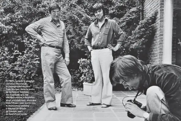  ?? ?? En 1974, l’artiste (à gauche), Christian Mauron et le photograph­e vaudois
Yvan Muriset, dans le jardin de la maison familiale des Franquin, à la rue des Marcassins, à Bruxelles. Vingt ans plus tard, alors que «Les Tifous» sont morts-nés, le dessinateu­r enverra à Mauron ce dessin de Gaston, mort au bout d’une corde.