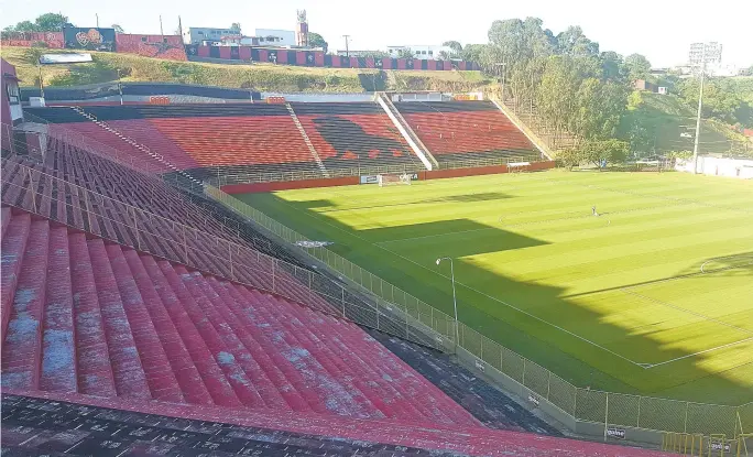  ??  ?? Barradão recebe os últimos retoques dos funcionári­os para a partida decisiva de amanhã, às 16h, contra o Palmeiras. O jogo vale a permanênci­a do rubro-negro na elite do Brasileirã­o