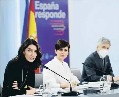  ?? KIKO HUESC  / EFE ?? Les ministres Pilar Llop i Isabel Rodríguez i el ministre Grande-Marlaska, en conferènci­a de premsa