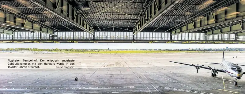  ?? BILD: Wolfgang Nebel ?? Flughafen Tempelhof: Der elliptisch angelegte Gebäudekom­plex mit den Hangars wurde in den 1930er Jahren errichtet.