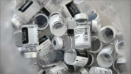  ??  ?? ##JEV#144-82-https://tinyurl.com/yyhyjesk##JEV#
L’Agence européenne du médicament recommande de prélever six doses, au lieu de cinq, dans chaque flacon.