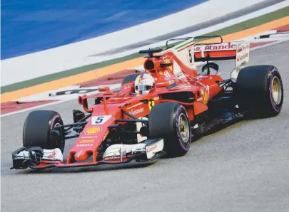  ??  ?? Sebastian Vettel, da Ferrari, surpreende na última etapa dos treinos livres e fica com a pole em Cingapura