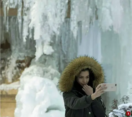  ??  ?? Negli Stati Uniti
1 Una donna si fa un selfie davanti alla fontana ghiacciata del Bryant Park di Manhattan. A New York la neve ha raggiunto 20 centimetri (Afp)
2 Un’immagine presa dai satelliti dell’agenzia federale che si occupa di meteorolog­ia...