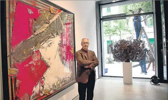  ?? KIM MANRESA ?? Manolo Valdés ante dos de sus obras, en la recién inaugurada galería Marlboroug­h, en la calle Enric Granados de Barcelona