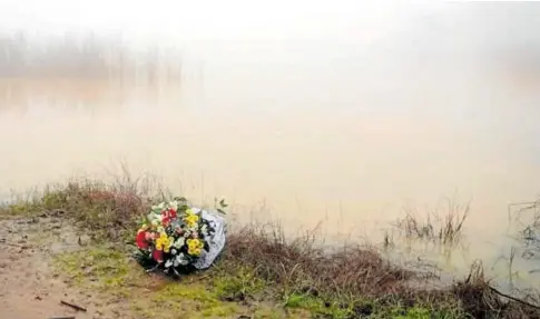  ?? // MINISTERIO DEFENSA ?? Una ofrenda de flores en el lugar donde murieron ahogados los dos soldados