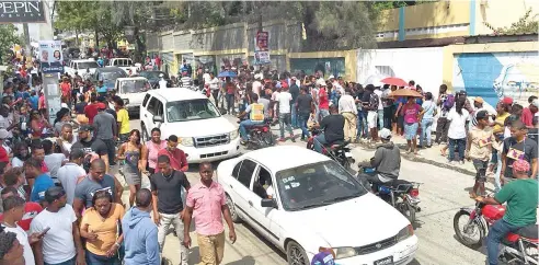  ?? ABRAHAM MÉNDEZ ?? La votación fue masiva en los colegios de Santo Domingo Oeste.