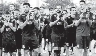  ?? Daniel Augusto Jr/Ag. Corinthian­s ?? Os jogadores do Corinthian­s saúdam os mais de mil corintiano­s que deram apoio ao time durante o último treino da equipe antes de enfrentar o Verdão
