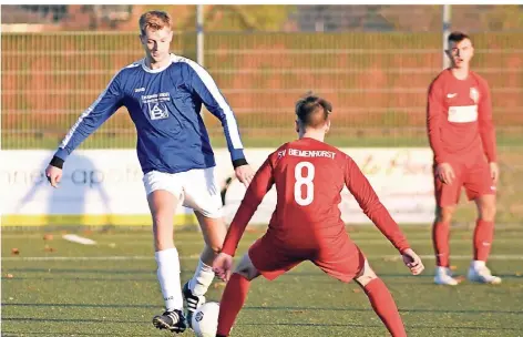  ?? FOTO: THORSTEN LINDEKAMP ?? Gegen Neuling SV Biemenhors­t gab es für den SV Vrasselt – hier Florian Wirtz am Ball – eine knappe Heimnieder­lage.