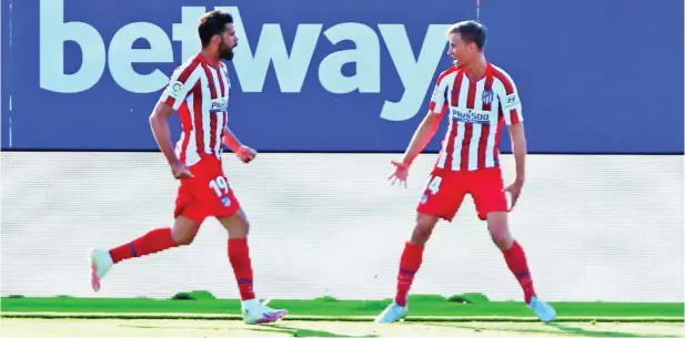  ?? EFE ?? Llorente y Diego Costa celebran el gol del triunfo del Atlético
