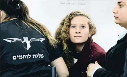  ?? ABIR SULTAN / EFE / ARXIU ?? Ahed Tamimi, escortada per policies israeliane­s, el passat 20 de desembre a la presó d’Ofer