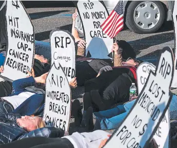  ?? FOTO: AGENCIA AFP ?? Personas protestan en Estados Unidos ante la nueva reforma de salud del presidente Donald Trump que vendría a afectar a otros 23 millones de derechohab­ientes en este país.