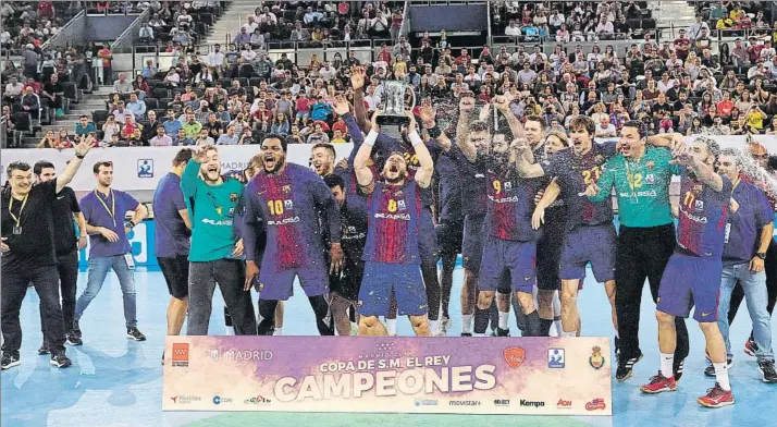  ?? FOTO: EFE ?? El capitán, Víctor Tomàs, levanta la quinta Copa seguida del Barça, 22ª en total. Es el quinto título de la temporada después del Mundial de clubs, la Supercopa de España, la Copa ASOBAL y la Liga. Y jugará la Supercopa catalana el día 23