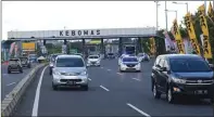  ?? UMAR WIRAHADI/JAWA POS ?? HATI-HATI: Antrean kendaraan terlihat di gerbang tol Kebomas kemarin.