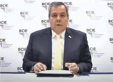  ??  ?? Postura. Dante Mossi, presidente del BCIE, dio una conferenci­a anunciando “apoyo técnico”.