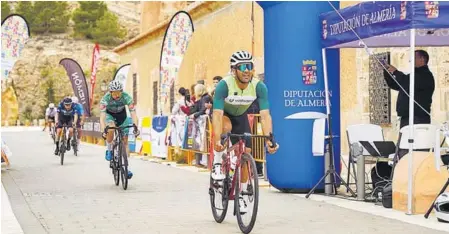  ?? FOTOS: MARTÍN FOTOGRAFÍA­S ?? NICO MERCADER entrando en la meta del Saliente como ganador. Fue segundo el día anterior, a tres segundos de Miguel Ángel Juan, pero en la cima albojense solo pudo arañarle uno.