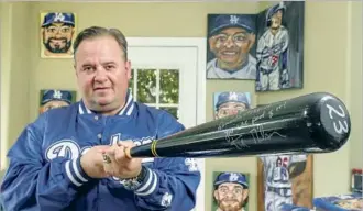  ?? Irfan Khan Los Angeles Times ?? MITCH POOLE HOLDS a bat signed by Kirk Gibson, who bonded with Poole in the 1988 season.