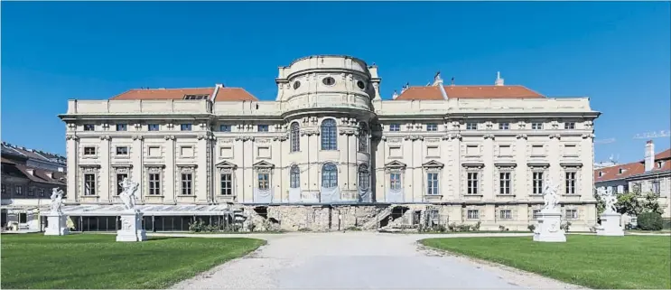  ?? [ Reither ] ?? Seltener Anblick: Die Gartenansi­cht des Palais. Die Statuen wurden bereits restaurier­t. Nutzen dürfen den Park nur die Gäste des Boutique-Hotels.