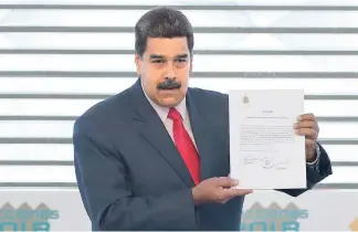  ?? AP ?? El presidente Nicolás Maduro exhibió su certificad­o de ganador de las elecciones.