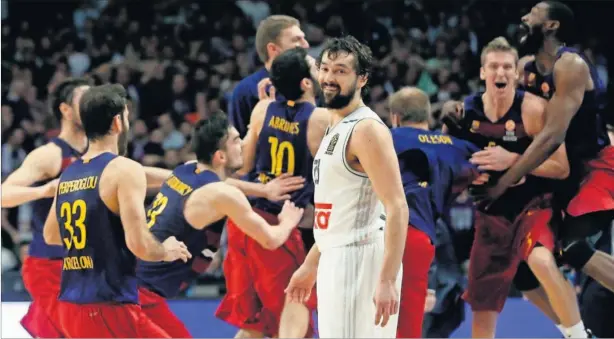  ??  ?? CARA Y CRUZ. Sergio Llull regresó en el Clásico tras más de tres semanas sin jugar. Detrás de él, los jugadores del Barcelona felicitan a Doellman, el verdugo blanco.