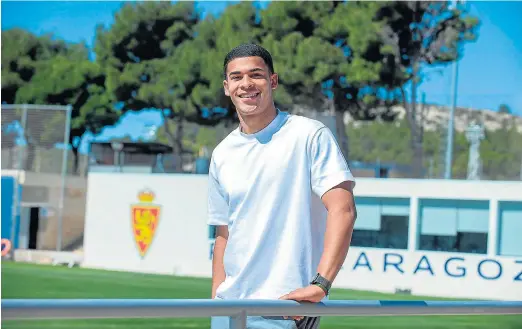  ?? FRANCISCO JIMÉNEZ ?? Mouriño, ayer en la Ciudad Deportiva del Real Zaragoza tras el entrenamie­nto, posa para HERALDO DE ARAGÓN.