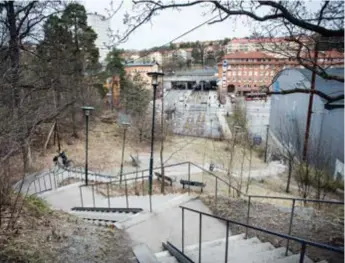  ?? FOTO: MIKAEL ANDERSSON ?? KLÄTTRING. 99 trappsteg är det från Alvik och upp till Runda vägen. vid Mårtensdal, Årstaberg och Alviks strand vilket ska kunna öka turtäthete­n från dagens 7,5 minuters trafik till 2,5 minuter.
Arbetet innebär att även Solnagrene­n kommer att stängas...